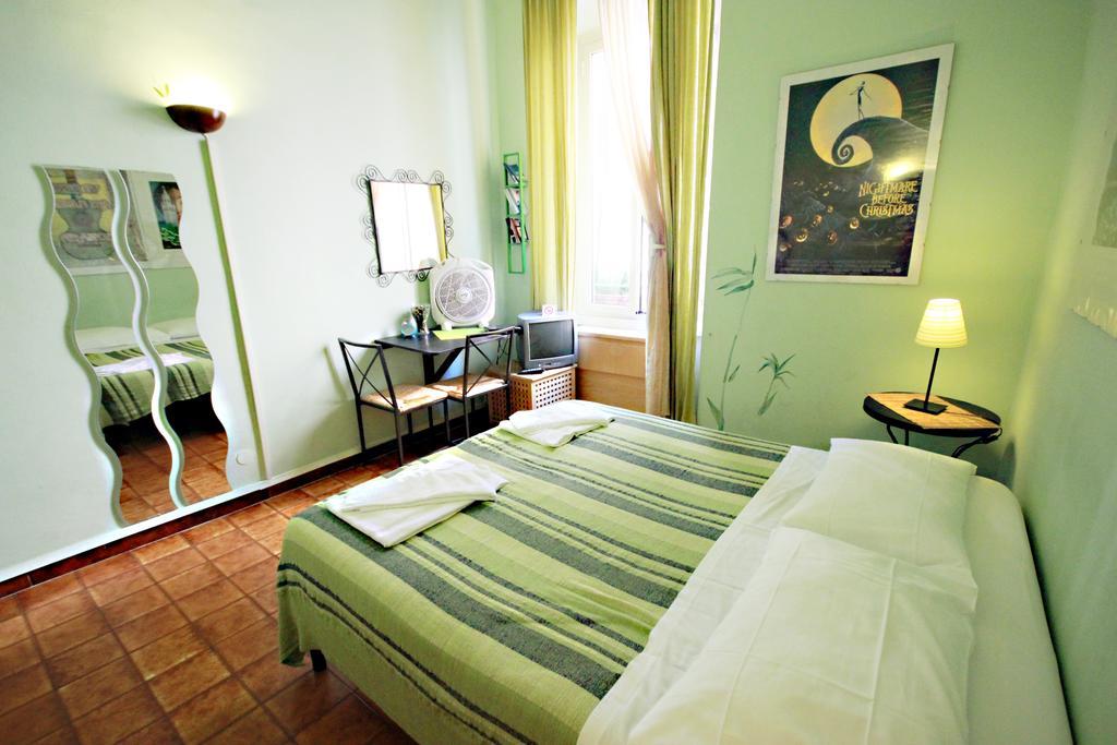 Hotel Sixbeds Roma Habitación foto